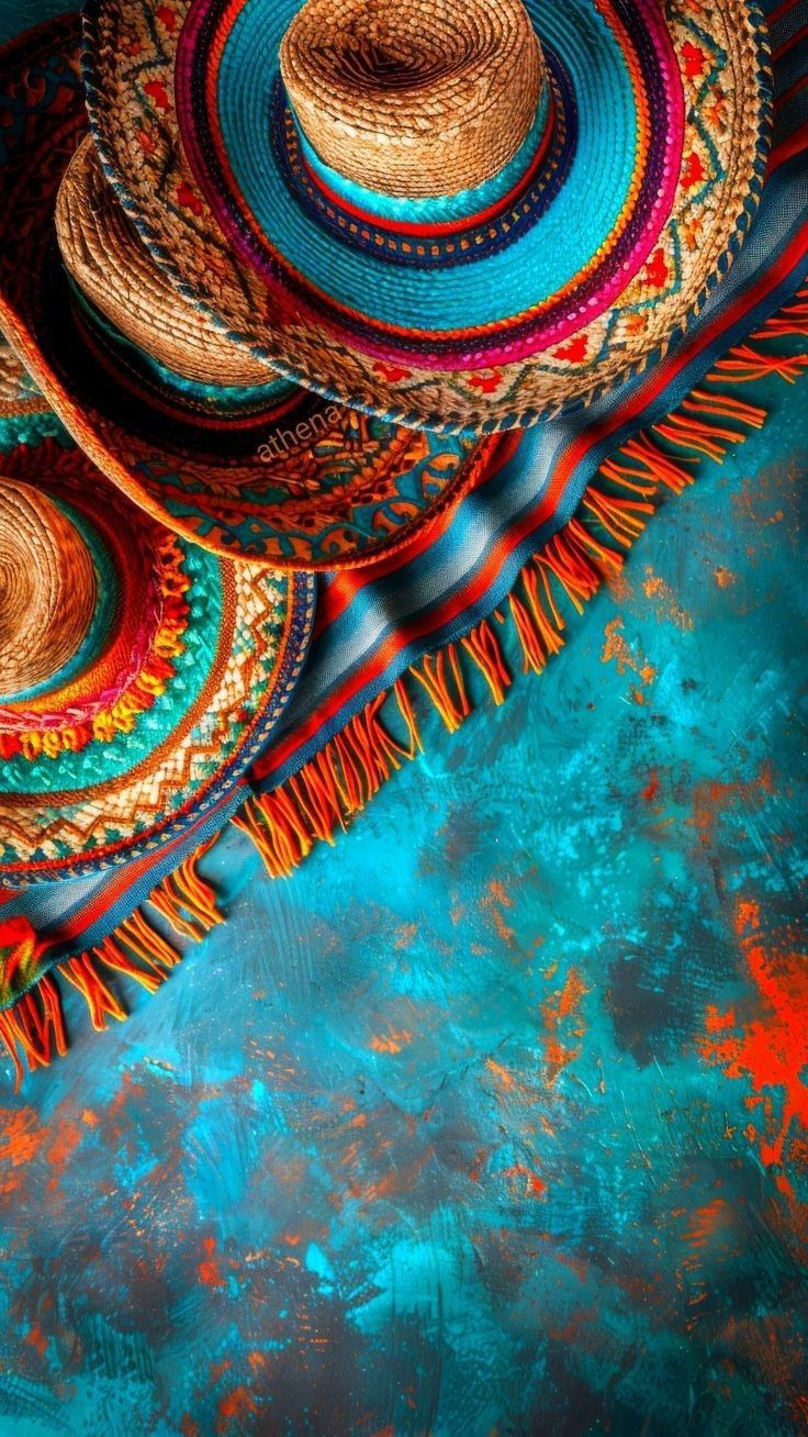 Chapeaux de paille et tissus colorés sur un fond turquoise