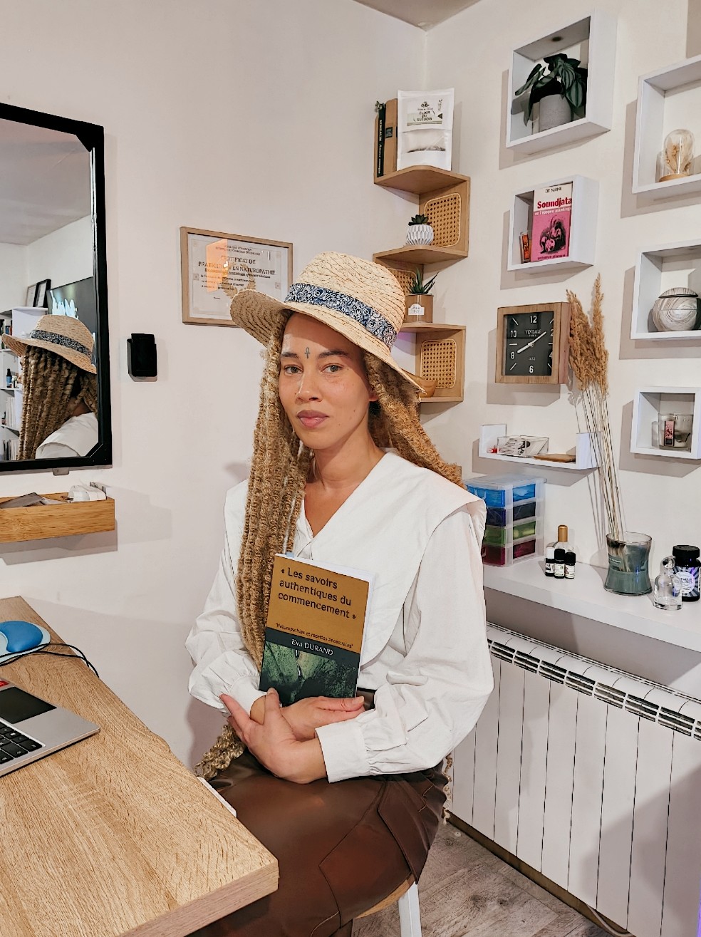 Eva présentant son livre