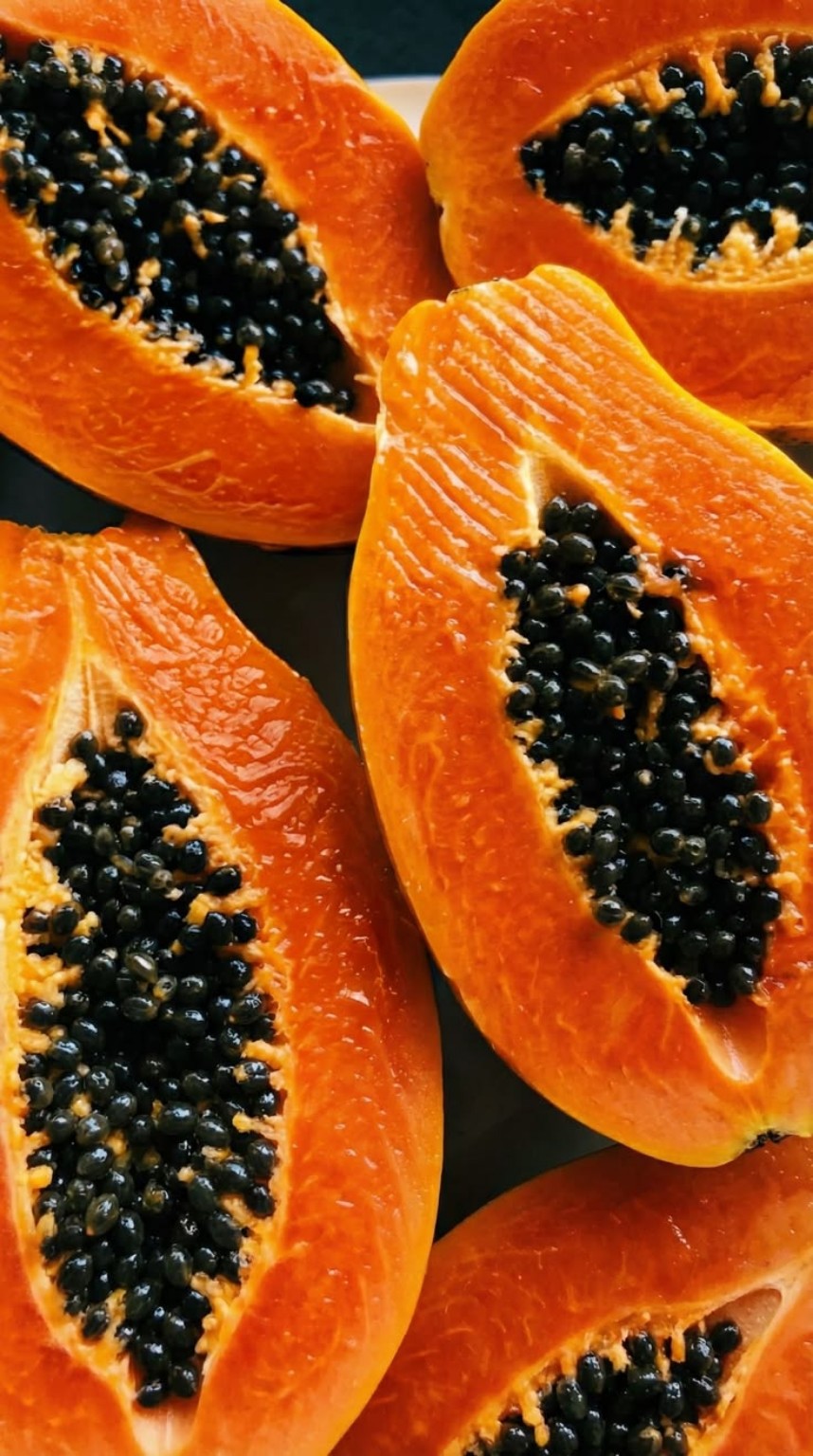 Papayes ouvertes et graines noires