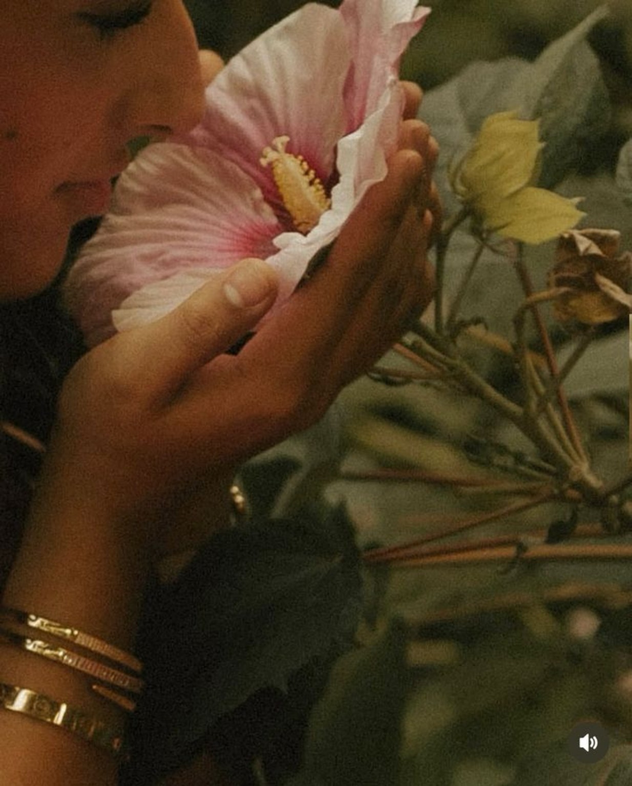 Une femme près de fleurs roses
