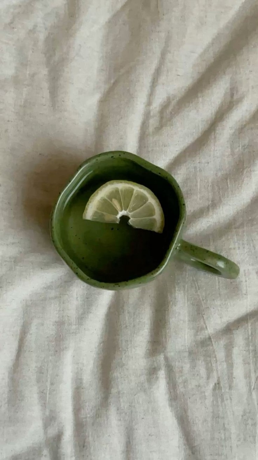 Tasse verte et tranche de citron
