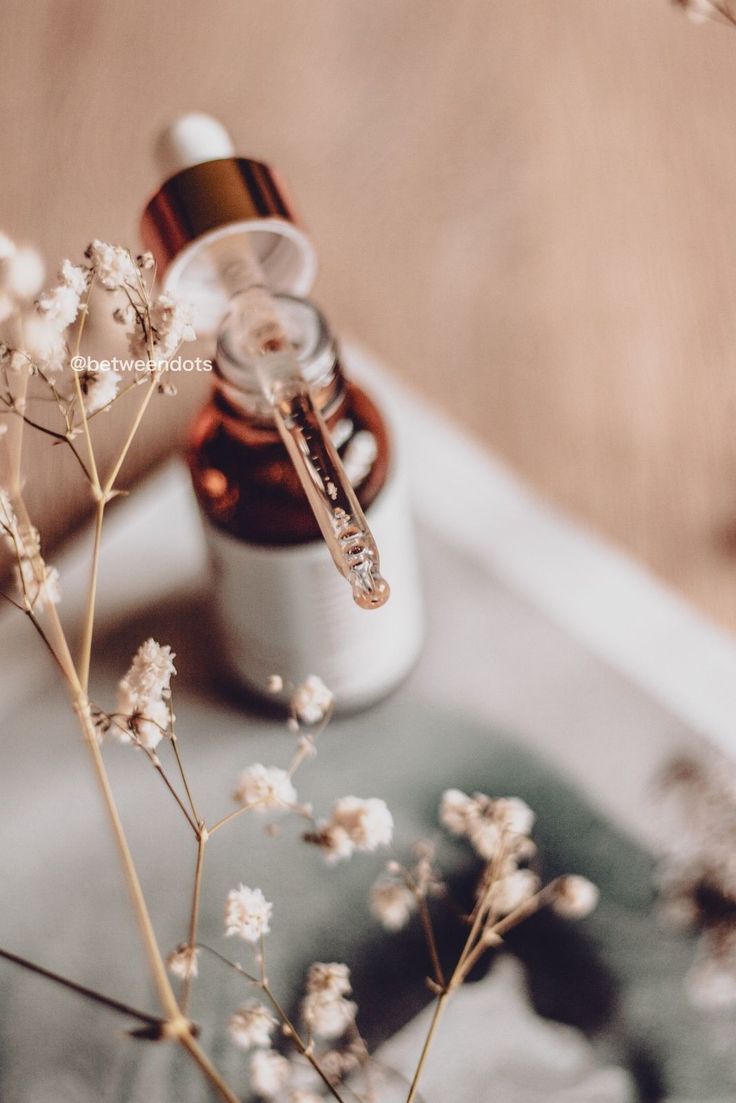 Flacon et fleurs